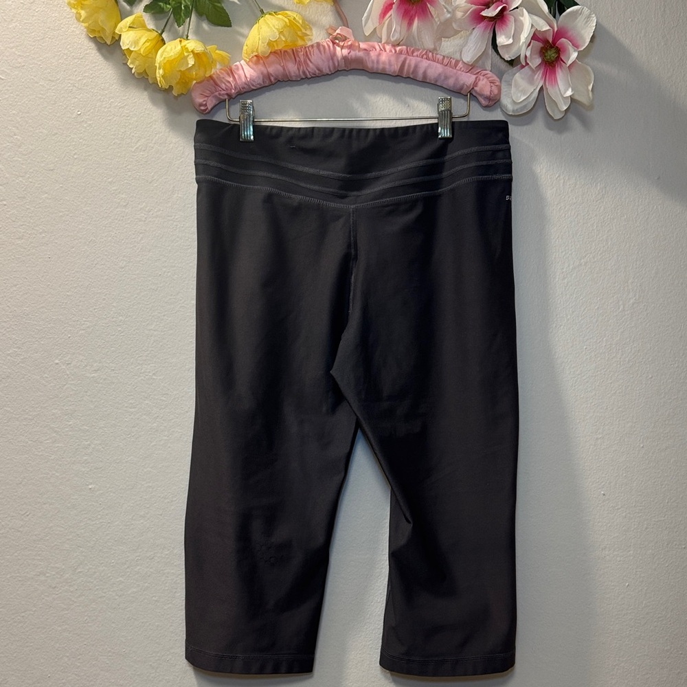 Nike Black Cropped Performance Capris - Picture 4 of 10